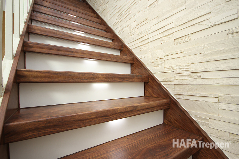 Treppe walnuss