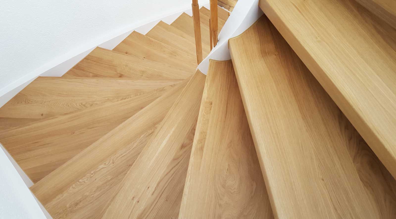 Renovierte Treppe mit Massivholzstufen