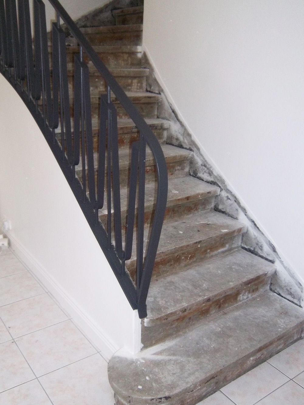 Treppenrenovierung mit Laminat Anthrazit - vorher
