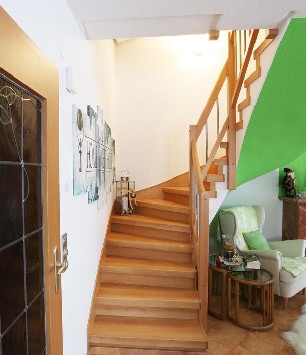 Treppe nach der Renovierung — Laminat Buche