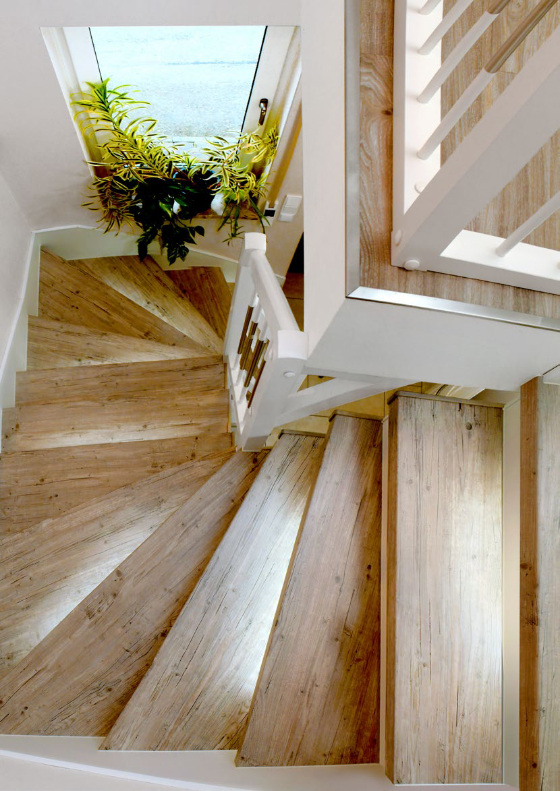 Renovierte Treppe mit Echtholzstufen